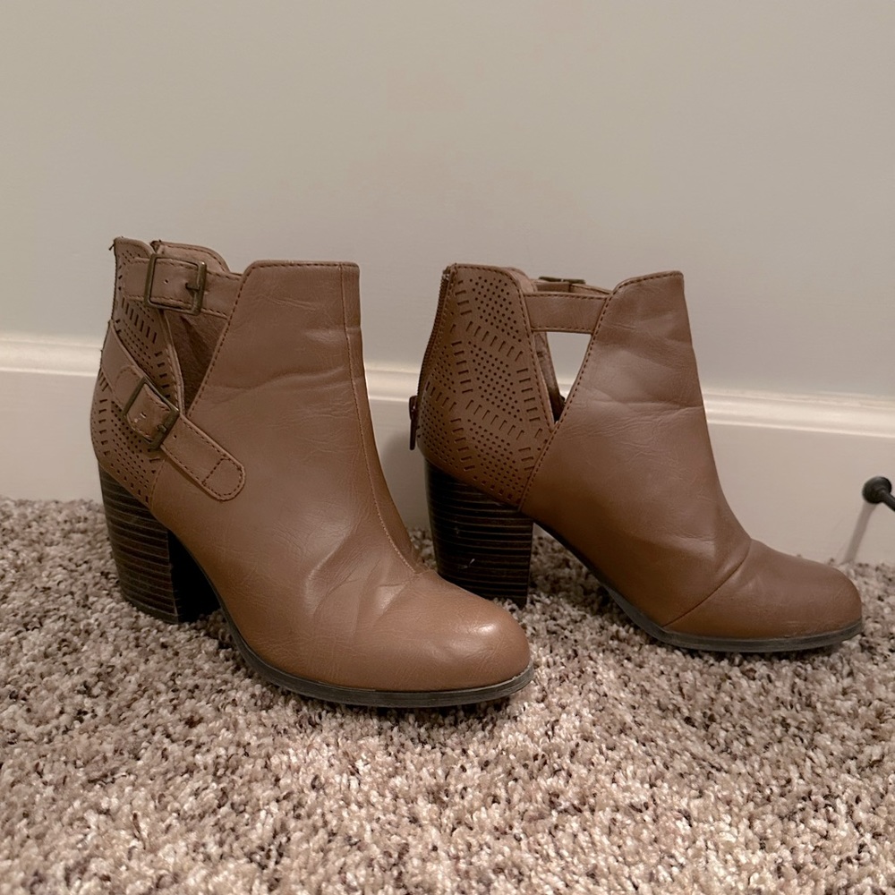 Heeled booties camel